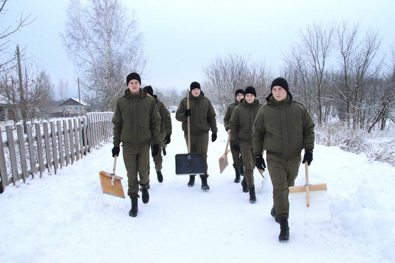 Сегодня воспитанники военно-патриотического клуба «Зубр» оказали помощь костюковчанке в расчистке снега