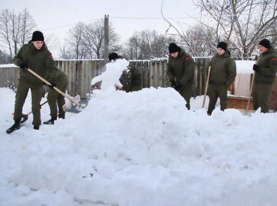 Сегодня воспитанники военно-патриотического клуба «Зубр» оказали помощь костюковчанке в расчистке снега