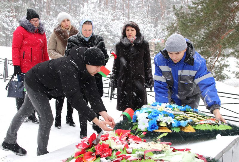 В Международный день памяти жертв преступления геноцида на братской могиле в Боровце прошел митинг