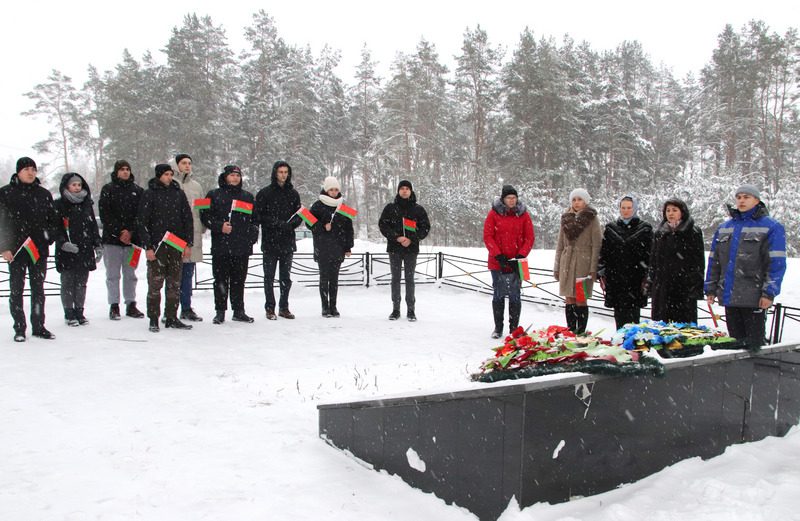В Международный день памяти жертв преступления геноцида на братской могиле в Боровце прошел митинг
