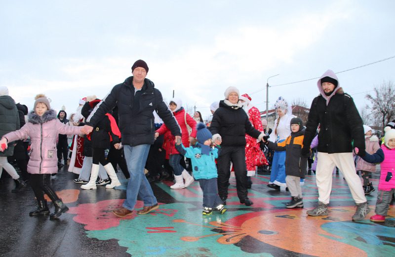 Смотрите в фоторепортаже, как прошло шествие Дедов Морозов и Снегурочек