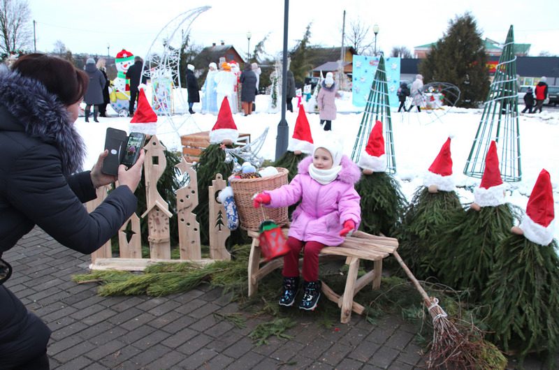 Смотрите в фоторепортаже, как прошло шествие Дедов Морозов и Снегурочек