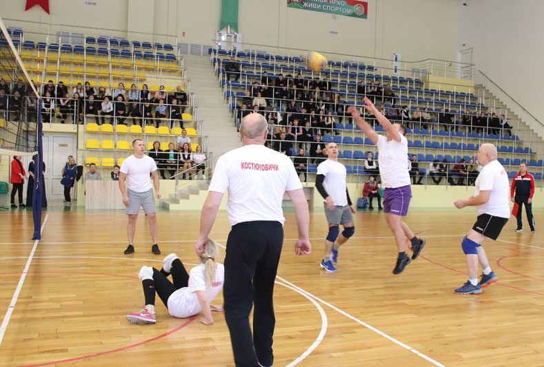 В Костюковичах прошел турнир по волейболу среди любительских команд