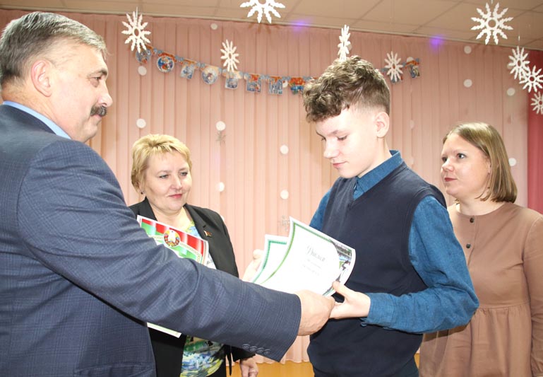 В средней школе №4 торжественно наградили победителей олимпиад по учебным предметам