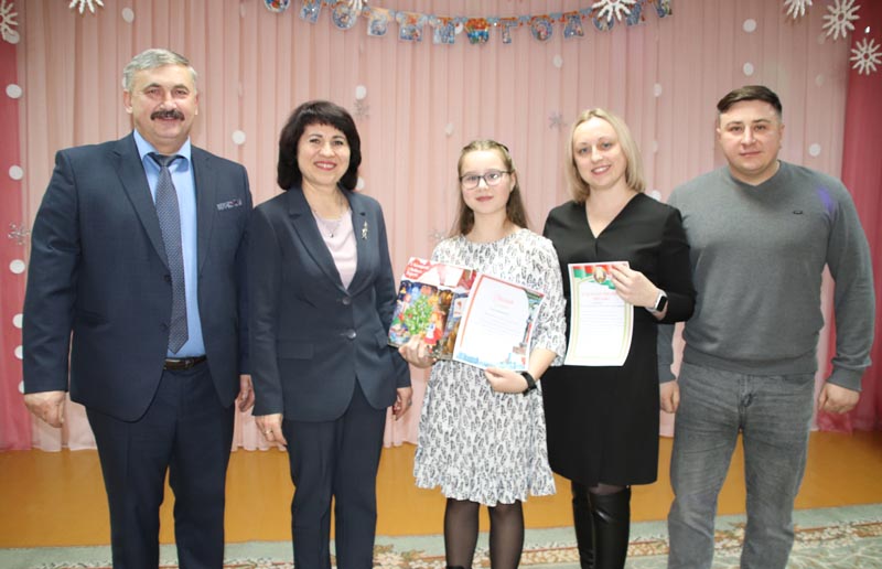 В средней школе №4 торжественно наградили победителей олимпиад по учебным предметам