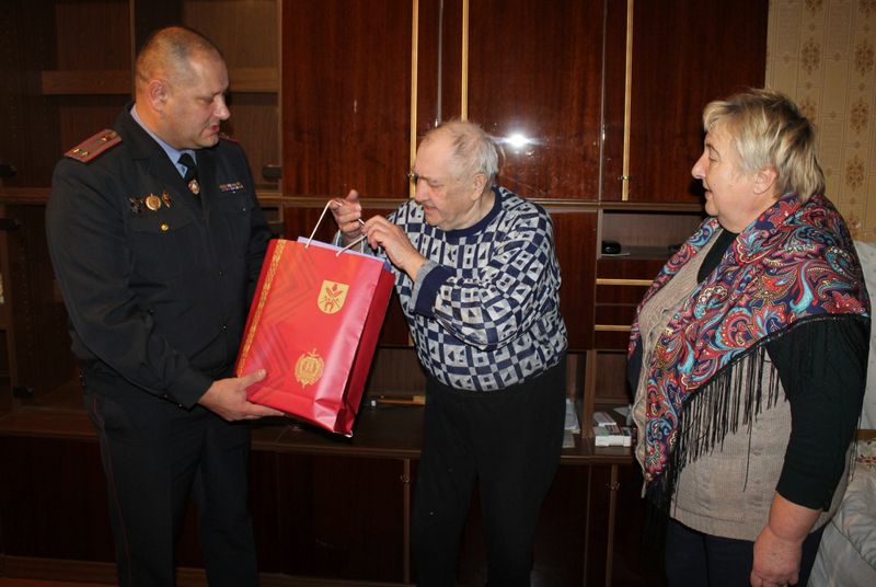 В преддверии Дня инвалидов посетили ветеранов ОВД и вручили им памятные подарки
