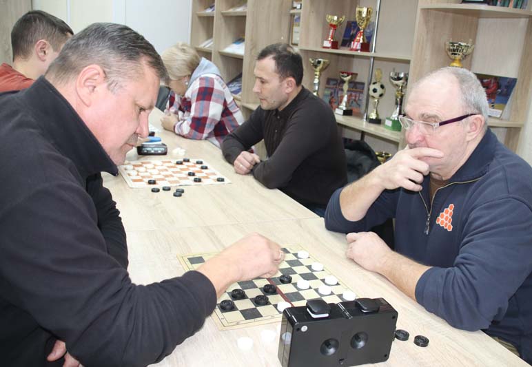 В турнире по шашкам сразились трудовые коллективы района