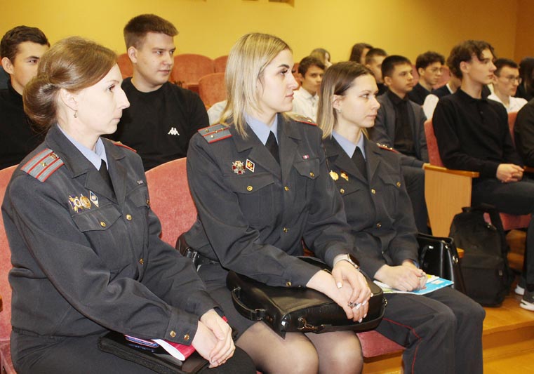 В СШ № 4 прошла встреча старшеклассников с будущими офицерами