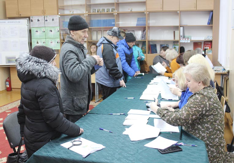 На Костюковичский участок для голосования №4 избиратели идут очень активно
