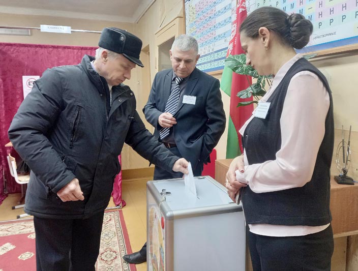 На Костюковичский участок для голосования №4 избиратели идут очень активно