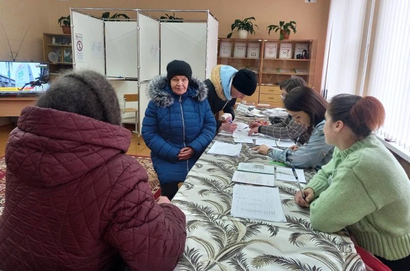 На избирательном участке № 13 в деревне Мурин-Бор люди голосуют с удовольствием и настроением