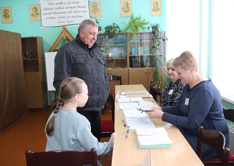 Без суматохи и форс-мажоров проходит досрочное голосование на избирательном участке № 12