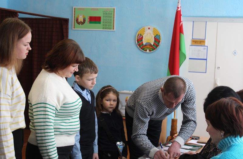 Многодетная семья Ивановых: "Голосуем за то, чтобы дети росли в крепком государстве"