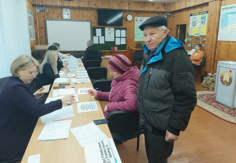 "Мы – за мир в стране": активно проходит голосование на Костюковичском избирательном участке № 3