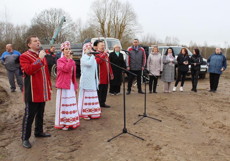 Обрядовый праздник "Засевки" с песнями и добрыми пожеланиями прошел в Костюковичском районе