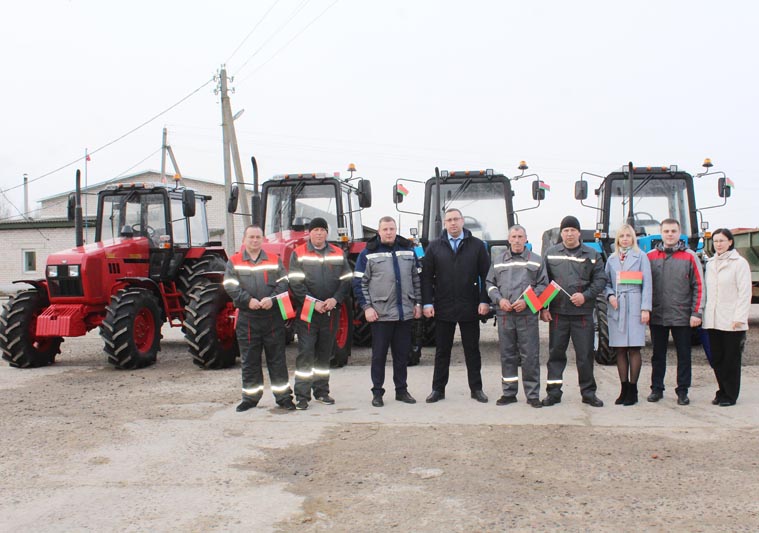 Машинный двор филиала № 1 «Цемагро» ОАО «Белорусский цементный завод» пополнился четырьмя новыми тракторами