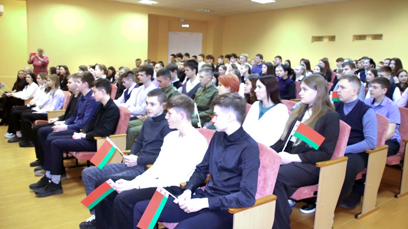Диалоговая площадка «Основной закон страны – фундамент правовой культуры молодежи» прошла в Костюковичах с участием адвоката 
