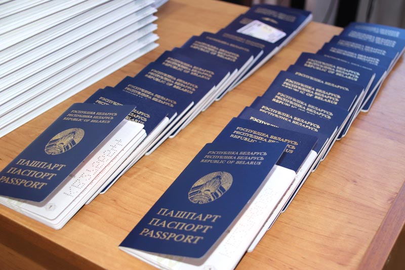 В День Конституции глава Костюковичского района Александра Михеенко вручила паспорта 14-летним юношам и девушкам