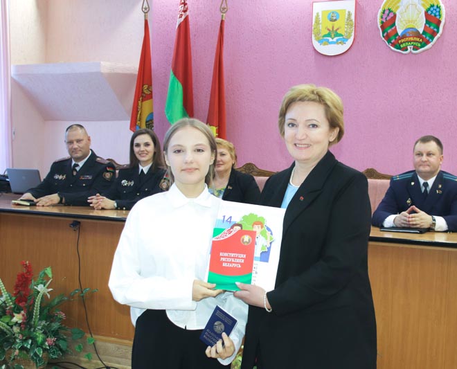 В День Конституции глава Костюковичского района Александра Михеенко вручила паспорта 14-летним юношам и девушкам