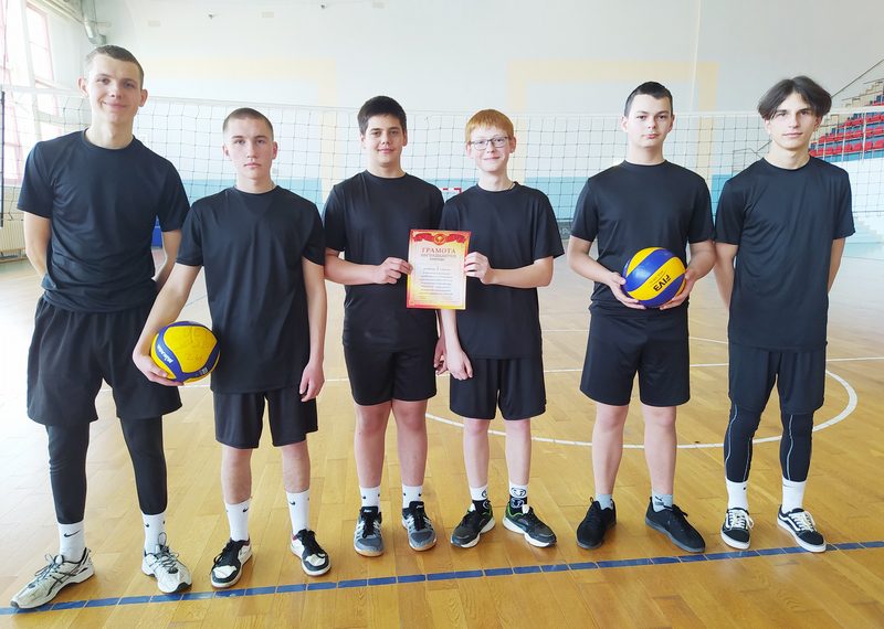 Команда девушек и юношей Костюковичского района заняли первое место в областных зональных соревнованиях по волейболу