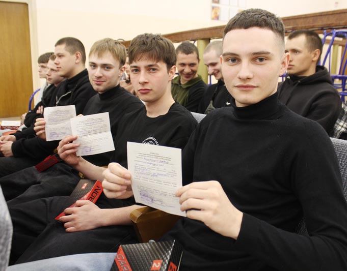 Почти 30 парней получили повестку в армию и идут служить весенним призывом в ряды Вооруженных Сил Республики Беларусь