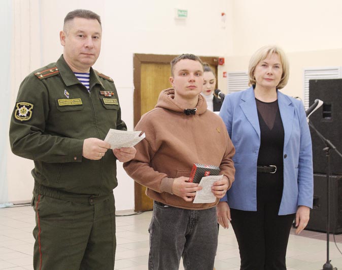 Почти 30 парней получили повестку в армию и идут служить весенним призывом в ряды Вооруженных Сил Республики Беларусь