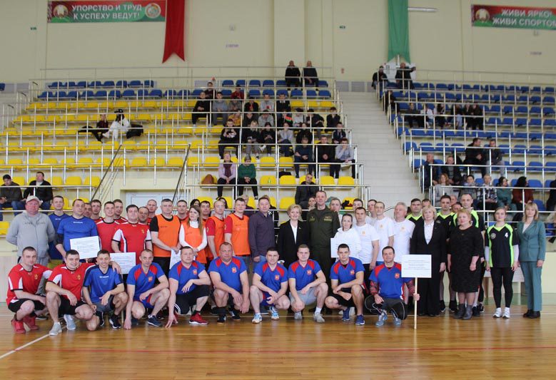 В Костюковичи приехали представители военных комиссариатов Могилевской области, чтобы сразиться в соревнованиях по волейболу