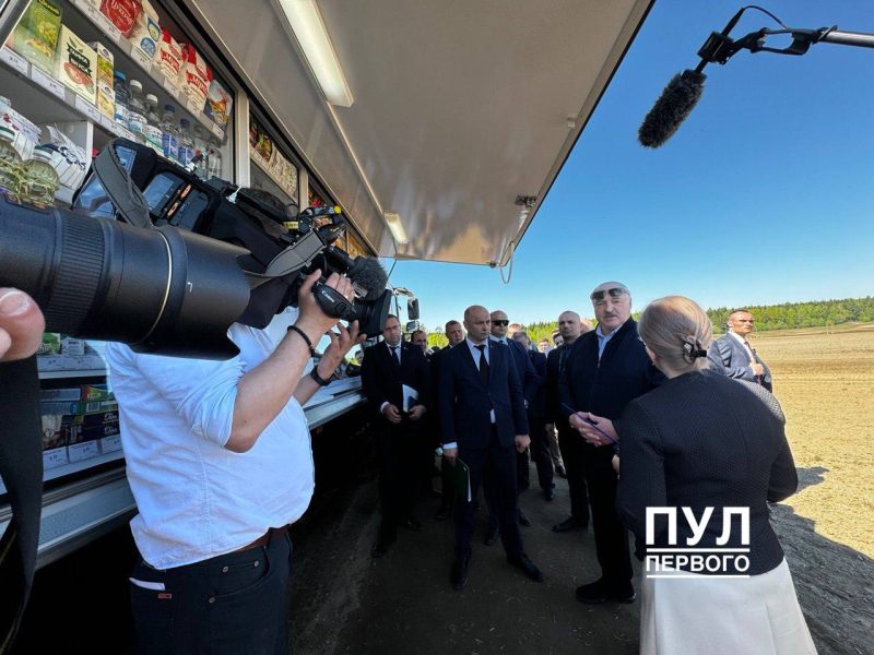 Лукашенко в Костюковичах продемонстрировали новую автолавку Белкоопсоюза