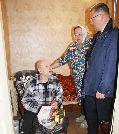 99-летнего узника концлагеря Ивана Гавриченко поздравил с наступающим Днем Победы глава Костюковичского района