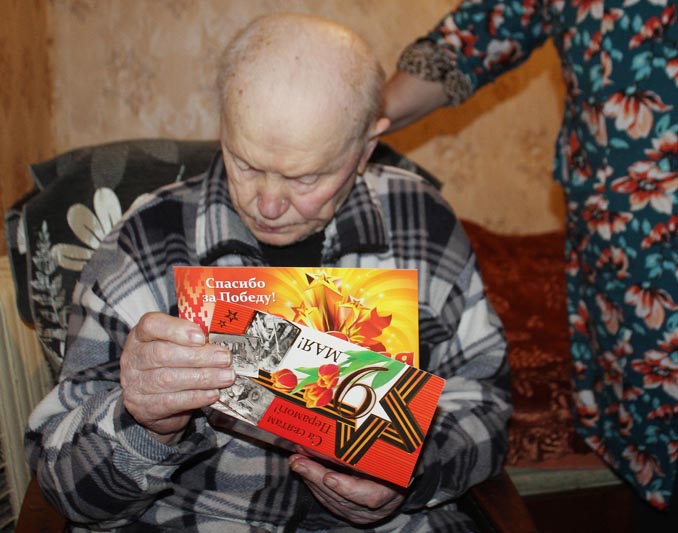 99-летнего узника концлагеря Ивана Гавриченко поздравил с наступающим Днем Победы глава Костюковичского района