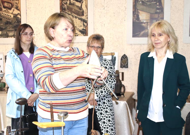 Выставка «Летопись утюга «Разгладим страницы» открылась в Костюковичском районном краеведческом музее