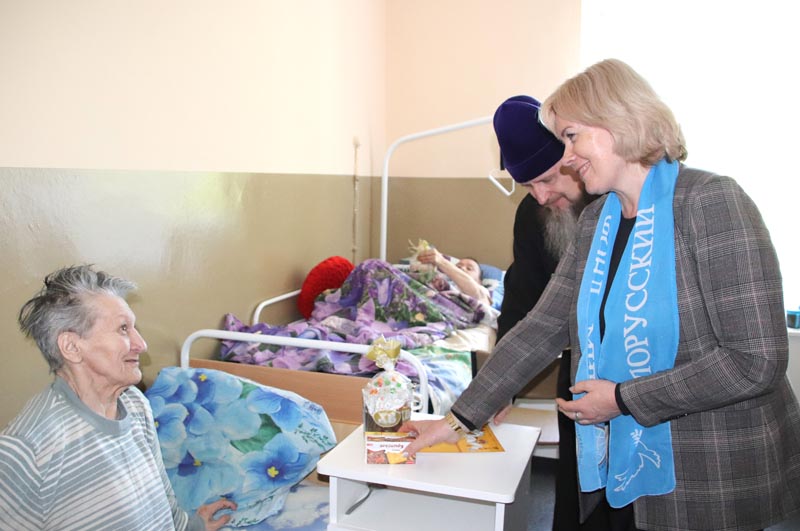 Пациентов Забычанской больницы сестринского ухода поздравили с Пасхой и Днем Победы