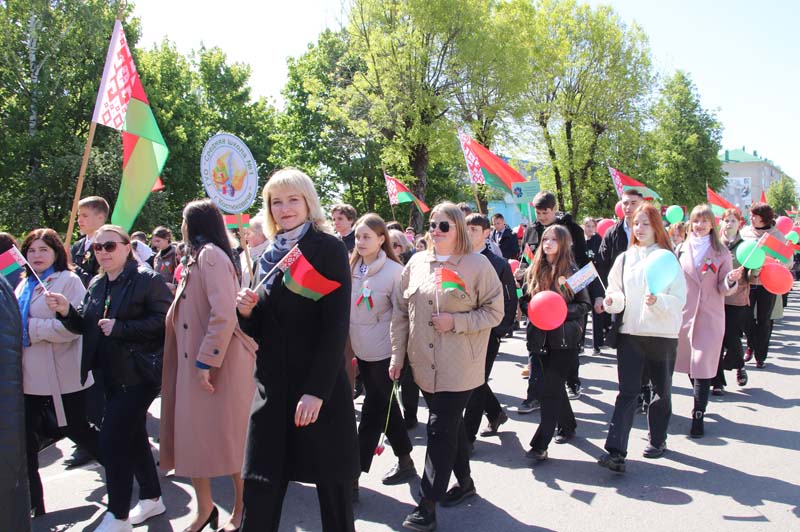 Фотофакт: праздничное шествие трудовых коллективов Костюковичского района