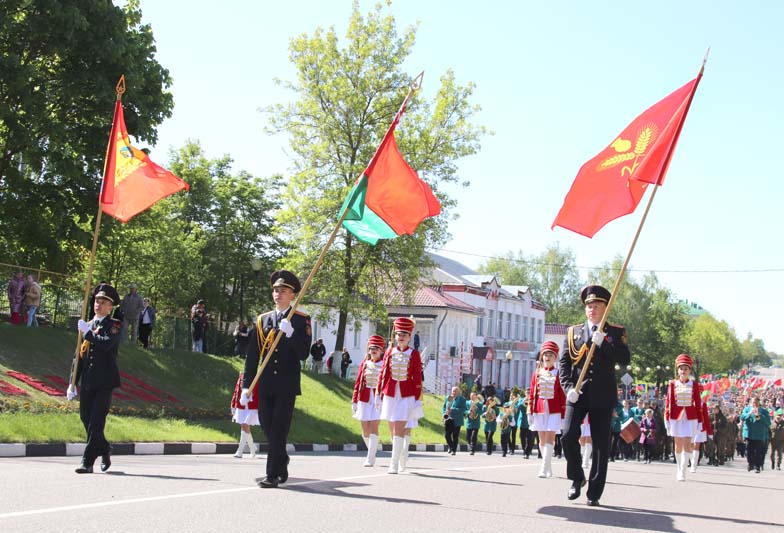Фотофакт: праздничное шествие трудовых коллективов Костюковичского района