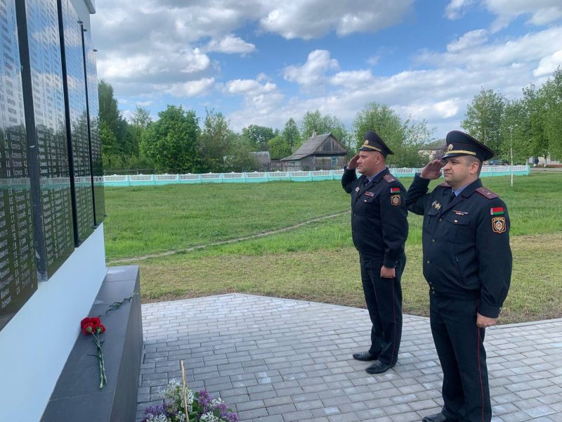 Сотрудники Костюковичского РОВД почтили память погибших, возложив цветы
