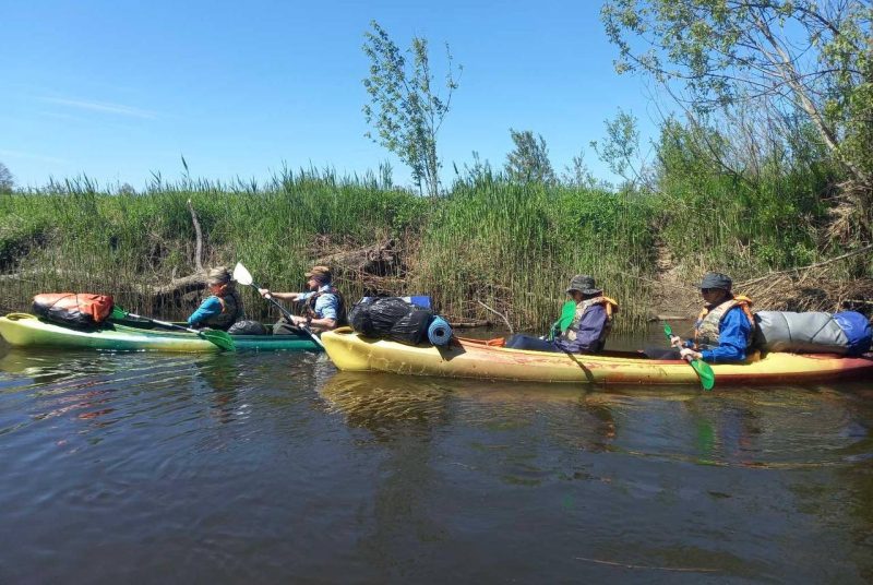 Группа натуралистов со всей Беларуси приехала в Костюковичи, чтобы совершить сплав на байдарках по реке Беседь