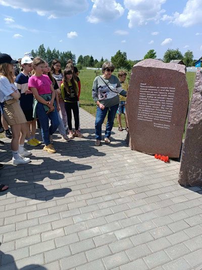 Учащиеся Муравильской и Селецковской школ посетили мемориальный комплекс в деревне Борки