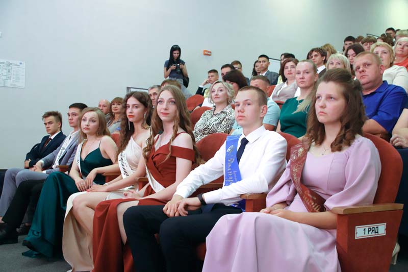 Выпускной бал «ВЫПУСКНИК 2024!» состоялся в районном Центре культуры