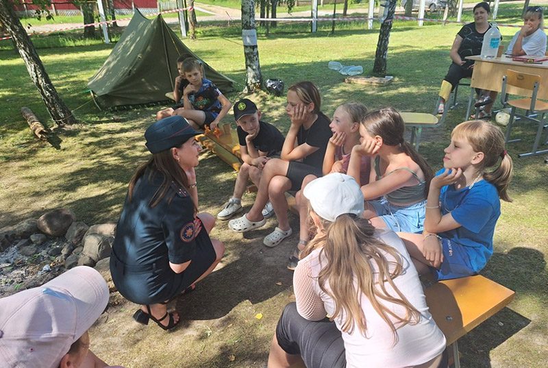 Работники Костюковичского РОЧС проводят профилактические мероприятия для детей из оздоровительных лагерей