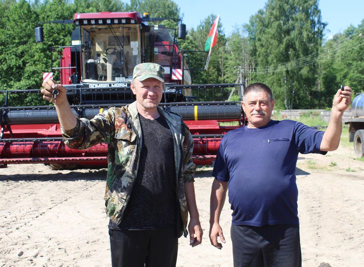 Двумя комбайнами нового поколения пополнился автопарк сельскохозяйственного предприятия «Селецкое»