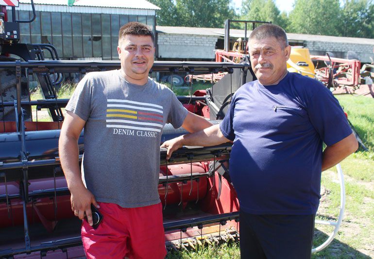 Двумя комбайнами нового поколения пополнился автопарк сельскохозяйственного предприятия «Селецкое»