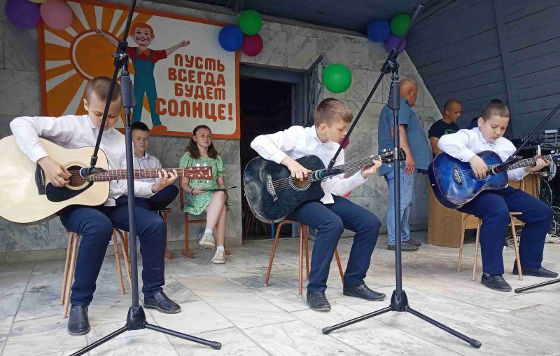 Фотофакт: праздничная программа "Город детства" в городском сквере