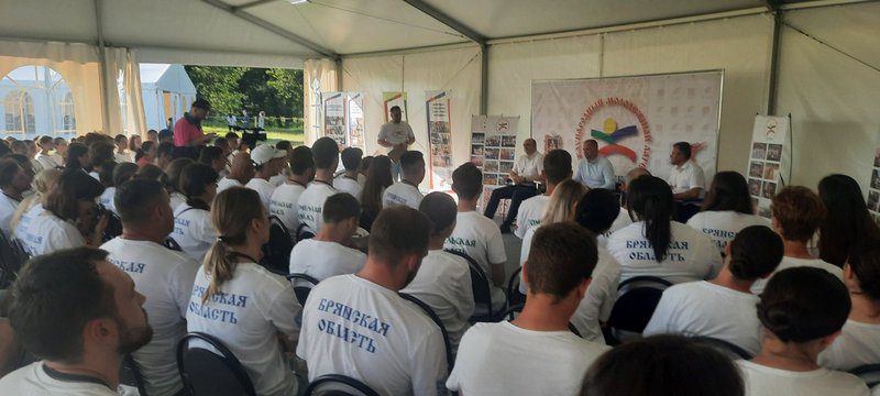 Команда молодых костюковчан отправилась в город Брянск для участия в Международном молодежном лагере «Дружба-2024»