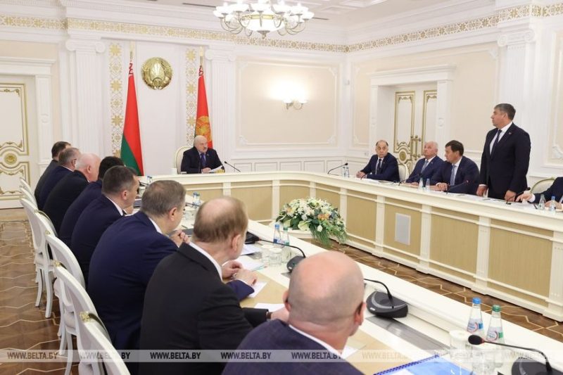 "К стенке поставим!" Лукашенко жестко предупредил о недопустимости коррупции и озвучил громкие факты