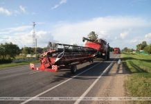 Третья партия зерноуборочных комбайнов переброшена с юга на север Могилевской области