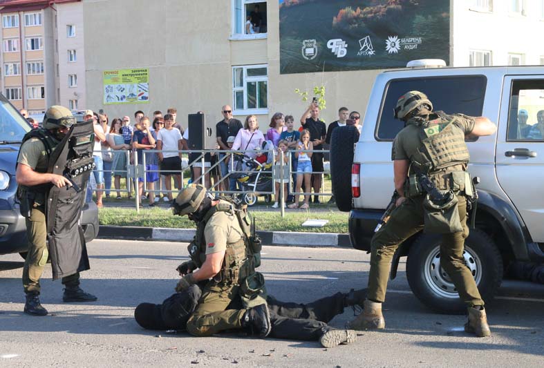 ФОТОФАКТ: в Костюковичах с размахом отметили вековой юбилей района и столетие районной милиции