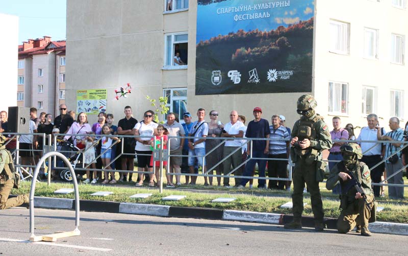 ФОТОФАКТ: в Костюковичах с размахом отметили вековой юбилей района и столетие районной милиции