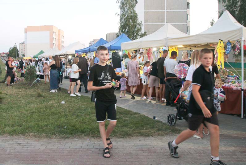 ФОТОФАКТ: праздничные площадки развернулись возле районного Центра культуры