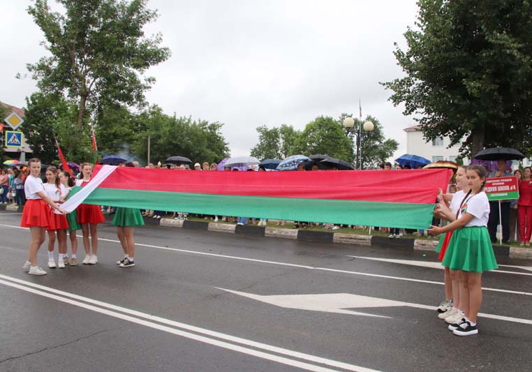 ФОТОФАКТ: торжественное шествие трудовых коллективов состоялось в Костюковичах