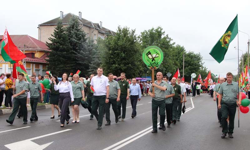 ФОТОФАКТ: торжественное шествие трудовых коллективов состоялось в Костюковичах